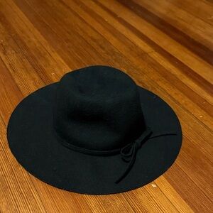 Elegant Black Wide-Brim Hat H&M Devided